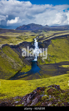 Une cascade Ófaerufoss est situé dans l'Eldgjá chasm dans le centre de l'Islande. Jusqu'au début des années 90 un pont naturel s'étend des chutes, mais il s'est effondré f Banque D'Images