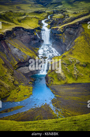 Une cascade Ófaerufoss est situé dans l'Eldgjá chasm dans le centre de l'Islande. Jusqu'au début des années 90 un pont naturel s'étend des chutes, mais il s'est effondré f Banque D'Images