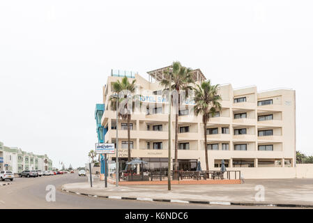 Swakopmund, Namibie - 30 juin 2017 : l'hôtel au bord de la plage de Swakopmund sur la côte atlantique dans le désert du namib en Namibie Banque D'Images