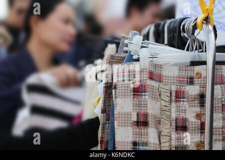 Pantalon fashion in hanger suspendu à la corde,concept de shopping pour porter des accessoires. Banque D'Images