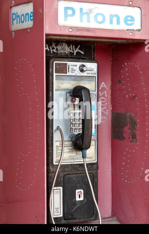 'Abandonnés'' téléphone public à pièces de monnaie avec la fente de sortie, graffiti, ancien centre commercial, en Californie, aux États-Unis. Banque D'Images