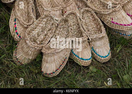 Bast shoes sur l'herbe Banque D'Images