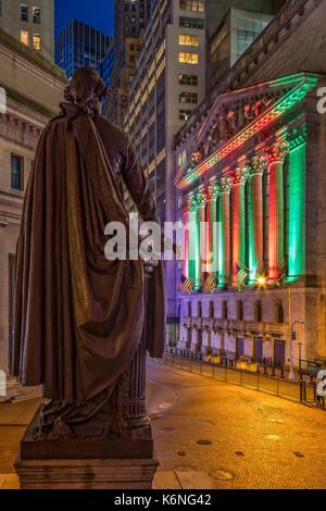 New York Stock Exchange Wall Street NYSE Xmas - Wall Street dans le quartier financier de Manhattan à New York. La façade est illuminée en l Banque D'Images