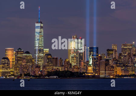 World Trade Center (WTC) Hommage à la lumière - Le Mémorial de New York City (NYC) Hommage à la lumière pendant le 15ème anniversaire du souvenir de la terreur attac Banque D'Images