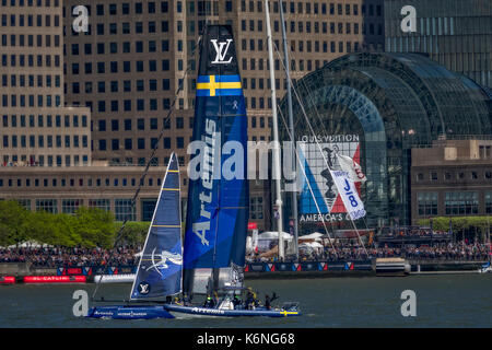 Americas Cup Artemis Racing NYC - Artemis Racing pour la Suède à louer sur la rivière Hudson par le jardin d'hiver Atrium dans New York City's Brookfield en bas Manhattan pendant la Louis Vuitton America's Cup à New York City. Disponible en couleur et noir et blanc. Pour voir d'autres images s'il vous plaît visitez www.susancandelario.com Banque D'Images