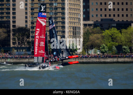 America's Cup Nyc New York - Oracle Team USA et Emirates Team New Zealand race sur la rivière Hudson par le bas Manhattan skyline pendant la Louis Vuitton America's Cup à New York City. Disponible en couleur et noir et blanc. Pour voir d'autres images s'il vous plaît visitez www.susancandelario.com Banque D'Images