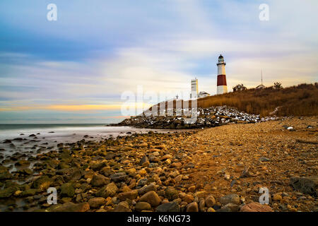 Le phare de Montauk - Last Light à Montauk Point Light. Situé dans le point le plus à l'Est de Long Island et le plus ancien phare de l'état de New York dans la ville de East Hampton dans le comté de Suffolk. Disponible en couleur ainsi que dans un noir et blanc. Pour voir d'autres images de ma série phare de New York s'il vous plaît visitez : http://susan-candelario.com/ Banque D'Images