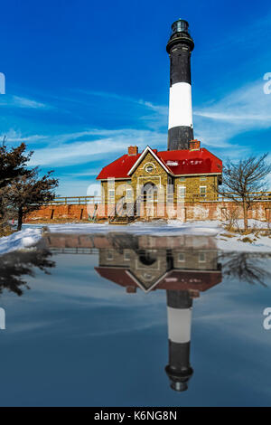 Fire Island Lighthouse - Phare de l'île de Feu et de réflexion dans une piscine d'eau de la neige fondue après une chute de neige. Fire Island Lighthouse est un v Banque D'Images