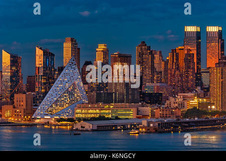 NYC Empire d'Or - Le centre de Manhattan New York City skyline est baigné de lumière chaude du soleil couchant et de teintes fraîches pendant l'heure bleue à t Banque D'Images