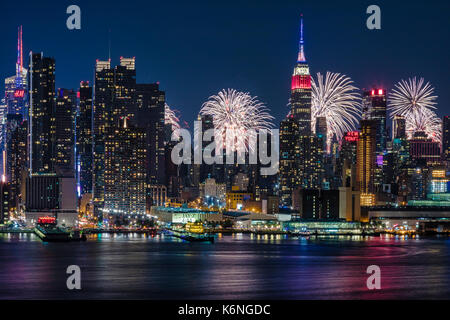 NYC 4 juillet Célébration Fireworks - New York City skyline avec Macy's le 4 juillet spectaculaire Célébration Fireworks Show comme toile de Midtown Manhattan. Banque D'Images