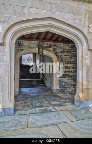 L'Université de Princeton Whitman College - Arch Arches d'un autre cadrage à l'arche sur le Whitman College campus de l'Université de Princeton. L'Université de Princeton est une université de recherche de ligue de lierre à Princeton, New Jersey, United States. Disponible en couleur ainsi que dans un noir et blanc. Pour voir d'autres images s'il vous plaît visitez : http://susancandelario.com/ Banque D'Images