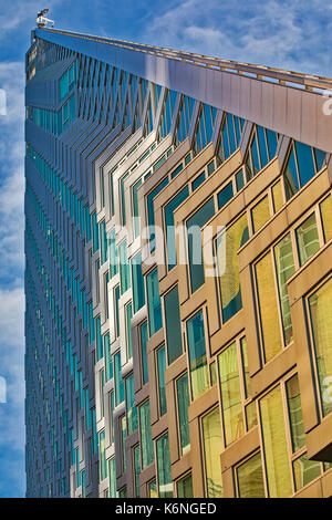 Vue vers le haut à l'Ouest 57 st nyc - Une vue de la forme de la pyramide bâtiment moderne au 625 West 57th Street à Manhattan, New York City. L Banque D'Images