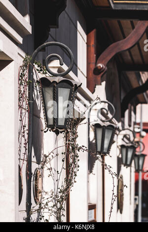 Beau vieux vintage lanterne en métal sur le mur de la maison. fait main, forger le métal. Banque D'Images