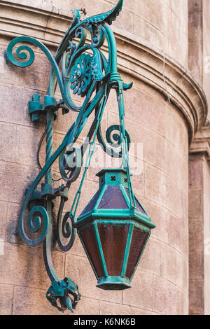 Beau vieux vintage lanterne en métal sur le mur de la maison. fait main, forger le métal. Banque D'Images