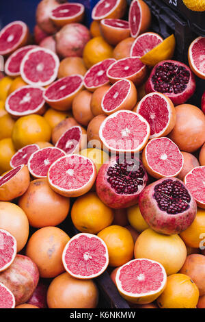 Tropic mix agrumes background.fruits close up.La saine alimentation, régimes, manger propre concept. La prise de jus frais piscine Banque D'Images
