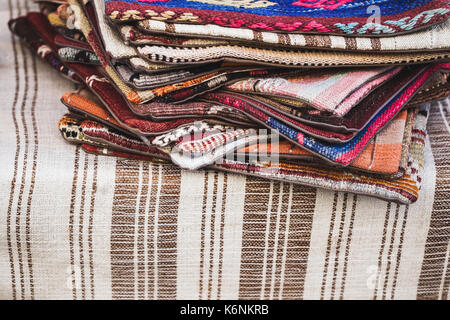 Tas de beaux tapis faits main sur le marché à Istanbul grand bazar. fond multicolore Banque D'Images