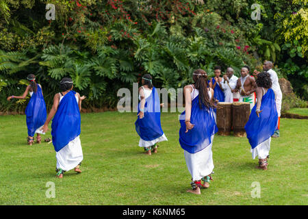 Danseuses rwandais rwandaise traditionnelle Intore danse avec le batteur en arrière-plan Banque D'Images