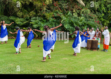 Danseuses rwandais rwandaise traditionnelle Intore danse avec le batteur en arrière-plan Banque D'Images