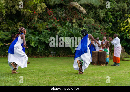 Danseuses rwandais rwandaise traditionnelle Intore danse avec le batteur en arrière-plan Banque D'Images