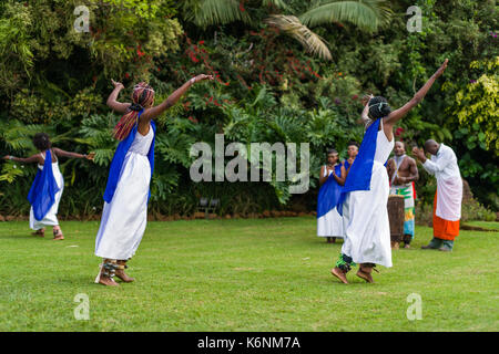 Danseuses rwandais rwandaise traditionnelle Intore danse avec le batteur en arrière-plan Banque D'Images