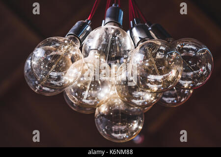 Lustre en verre transparent décoratif en tcafe de nombreuses ampoules Banque D'Images