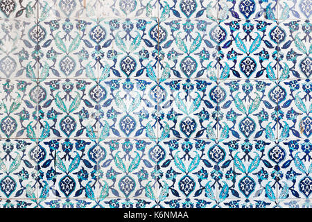 Motif carreaux turc blanc transparent bleu avec ornements. vieux mur, la texture de surface dans la mosquée Banque D'Images
