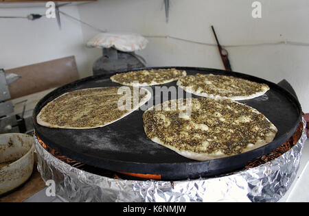 4 manaqeesh d'être cuits sur un four, le mankousheh saj est un célèbre petit-déjeuner libanais. Banque D'Images