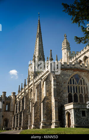 Royaume-uni, Angleterre, Saffron Walden, Essex, Église Paroissiale de St Mary the Virgin à partir de la Rue du Musée Banque D'Images