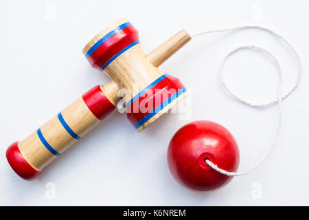 Close up de kendama sur fond blanc Banque D'Images