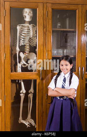 1 Indian School girl élève les bras croisés l'article dans Science Lab Banque D'Images