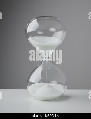 Studio photo d'un sablier, horloge de sable,gestion du temps d'affaires concept . Banque D'Images