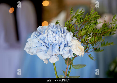 Mariage à la mode, élégante cérémonie de passage de bleu et blanc décoré de fleurs différentes.floral design. restaurant d'été en plein air par la préparation de fond de mariage sur la rivière ou la mer. Banque D'Images