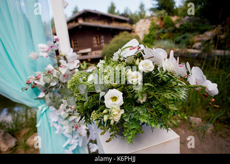 Arche de mariage de couleur turquoise sur le lac d'arrière-plan Banque D'Images