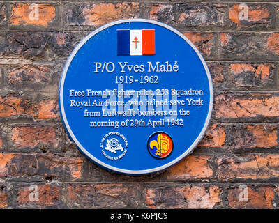 Plaque bleue dans le York City Centre commémorant l'officier pilote français libre Yves Mahé 1919-1962 qui a aidé York à sauver des bombardiers de la Luftwaffe le 29 avril 1942 Banque D'Images