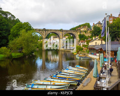 Café avec vue sur la rivière et bateaux à louer le long de la rivière Nidd de patronage dans le Yorkshire Knaresborough Banque D'Images