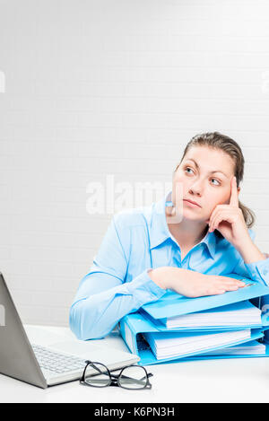 Comptable agréé en chemise bleue avec des documents sitting at table Banque D'Images