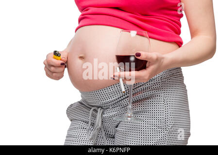 Un verre de vin et une cigarette dans les mains d'une femme enceinte sur un fond du ventre Banque D'Images