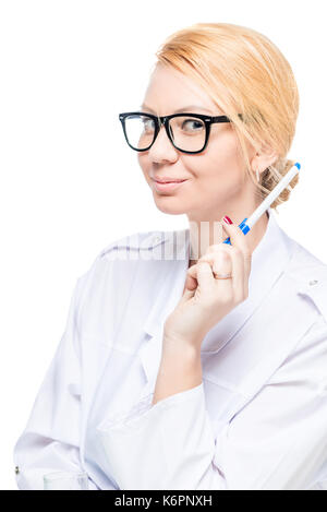 Médecin en posant des lunettes réussie sur fond blanc Banque D'Images