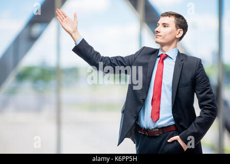 Jeune patron réussi des gestes avec hands in office Banque D'Images