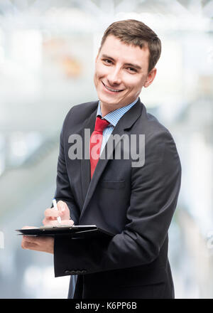 Smiling happy woman in suit avec des documents importants à l'intérieur Banque D'Images