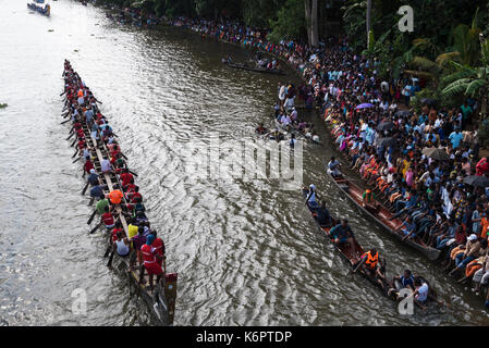 Tous les villageois alignés le long de la rive de la rivière pour regarder la course. et beaucoup de gens des villages voisins sont arrivés à leurs bateaux. Banque D'Images