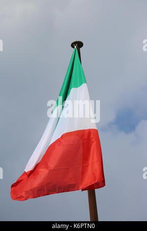 Drapeau italien contre le ciel bleu Banque D'Images