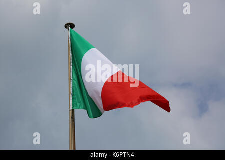 Drapeau italien contre le ciel bleu Banque D'Images