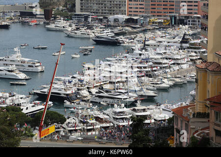 La Condamine, Monaco - le 28 mai 2016 : yachts de luxe sont garées dans le port hercule de monaco le grand prix de Formule 1 2016 Banque D'Images