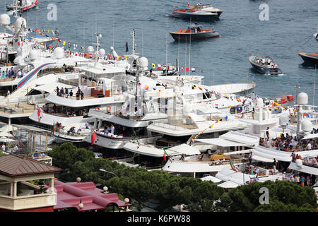 La Condamine, Monaco - le 28 mai 2016 : yachts de luxe sont garées dans le port hercule de monaco le grand prix de Formule 1 2016 Banque D'Images