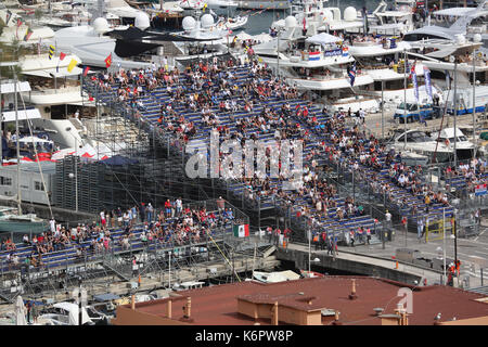 La Condamine, Monaco - le 28 mai 2016 : de nombreux spectateurs dans les tribunes et les gens sur des yachts pour le grand prix de formule 1 de Monaco 2016 Banque D'Images