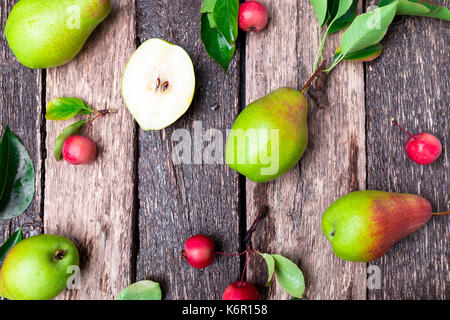 Poire et petite pomme sur fond rustique en bois. Vue de dessus du châssis. la récolte d'automne. Banque D'Images