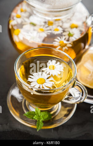 Thé de camomille dans une tasse en verre Banque D'Images