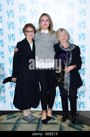 De gauche à droite, Sheila Reid, Kimberley Nixon et una stubbs arrivant pour la nouvelle saison live uktv lancer au Claridge's Hotel, Londres. Banque D'Images