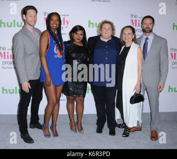 West Hollywood, CA, USA. 12 sep, 2017. 12 septembre 2017 - West Hollywood, Californie - ike barinholtz, xosha roquemore, Mindy kaling, fortune feimster, Beth Grant, garret dillahunt. ''L'mindy project'' dernière saison premiere partie tenue au théâtre microsoft l.a. live à West Hollywood. Crédit photo : birdie thompson/admedia crédit : birdie thompson/admedia/zuma/Alamy fil live news Banque D'Images